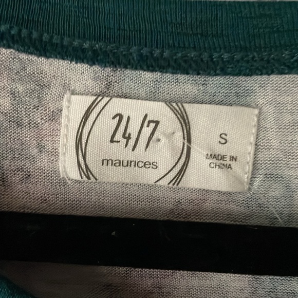 Maurices size small NWT jade/gray floral print knit top. - Picture 2 of 6